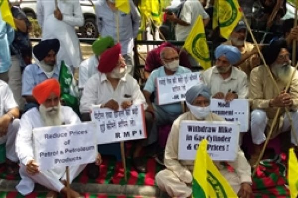 ਕਿਸਾਨਾਂ ਨੇ ਮਹਿੰਗਾਈ ਖਿਲਾਫ਼ ਕੀਤਾ ਪੰਜਾਬ ਭਰ ‘ਚ ਰੋਸ ਪ੍ਰਦਰਸ਼ਨ, ਕੀਤੀ ਸਰਕਾਰ ਖ਼ਿਲਾਫ਼ ਨਾਅਰੇਬਾਜ਼ੀ, ਜਾਣੋ ਆਪਣੇ ਸ਼ਹਿਰ ਦਾ ਹਾਲ