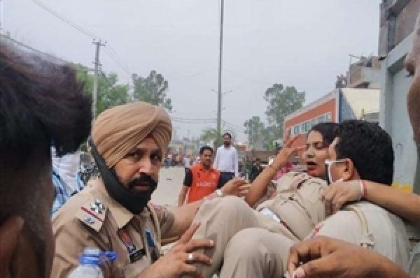 ਹਾਦਸੇ ‘ਚ ਨੌਜਵਾਨ ਦੀ ਮੌਤ ‘ਤੇ ਭੜਕੀ ਭੀੜ ਨੇ ਕੀਤੀ ਟਿੱਪਰ ਸਾੜਨ ਦੀ ਕੋਸ਼ਿਸ਼, ਪਥਰਾਅ ‘ਚ ਔਰਤ ਥਾਣਾ ਇੰਚਰਾਜ ਜ਼ਖ਼ਮੀ