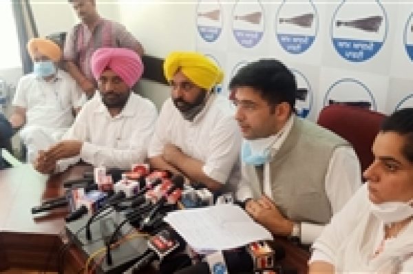 ਕਾਂਗਰਸ ਦਾ ਜਨਰਲ ਸਕੱਤਰ ਦਲਜੀਤ ਸਿੰਘ (ਭੋਲਾ) ਸਾਥੀਆਂ ਸਣੇ ਆਮ ਆਦਮੀ ਪਾਰਟੀ ‘ਚ ਹੋਇਆ ਸ਼ਾਮਲ