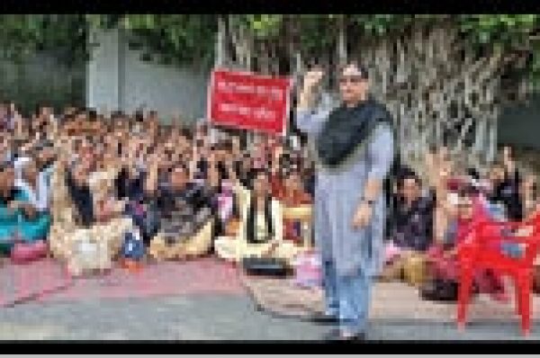 ਪਿੰਡ ਬਾਦਲ ‘ਚ ਮਨਪ੍ਰੀਤ ਦੀ ਰਿਹਾਇਸ਼ ਘੇਰ ਕੇ ਭੁੱਖ ਹੜਤਾਲ ‘ਤੇ ਬੈਠੇ ਆਂਗਨਵਾੜੀ ਮੁਲਾਜ਼ਮ