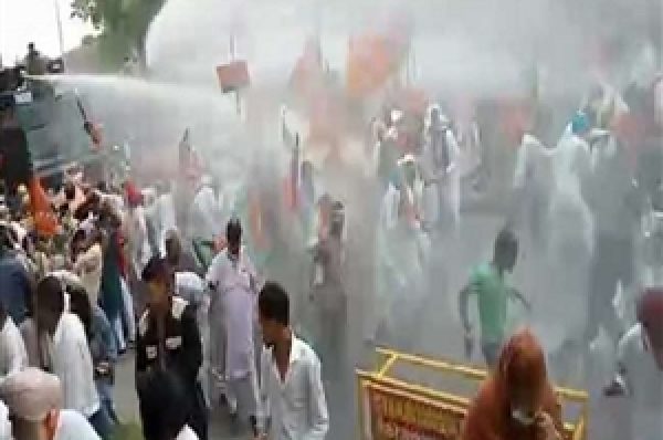 ਪੰਜਾਬ ਸੀਐੱਮ ਰਿਹਾਇਸ਼ ਘੇਰਣ ਜਾ ਰਹੇ ਭਾਜਪਾ ਐੱਸਸੀ ਮੋਰਚਾ ਵਰਕਰਾਂ ਨੂੰ ਪੁਲਿਸ ਨੇ ਰੋਕਿਆ, ਵਾਟਰ ਕੈਨਨ ਨਾਲ ਖਦੇੜਿਆ