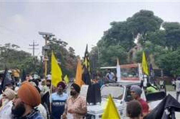 ਚੰਡੀਗੜ੍ਹ ‘ਚ ਪੁਲਿਸ ਸਟੇਸ਼ਨ ਤੋਂ ਕੁਝ ਕਦਮਾਂ ਦੀ ਦੂਰੀ ‘ਤੇ ਮੇਅਰ ਸਮੇਤ ਬੀਜੇਪੀ ਆਗੂਆਂ ਨੂੰ ਘੇਰਿਆ, ਗੱਡੀ ਦੀ ਕੀਤੀ ਤੋੜਭੰਨ