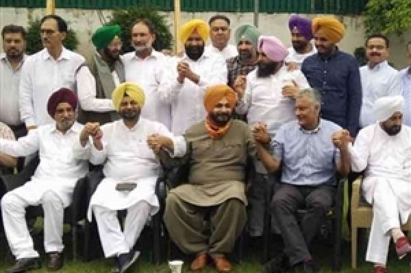 ਨਵਜੋਤ ਸਿੰਘ ਸਿੱਧੂ ਨੇ ਦਿਖਾਈ ਤਾਕਤ, 5 ਮੰਤਰੀਆਂ ਸਮੇਤ 35 ਵਿਧਾਇਕ ਆਏ ਨਾਲ, ਕਿਹਾ- ਯਾਤਰਾ ਹਾਲੇ ਸ਼ੁਰੂ ਹੋਈ