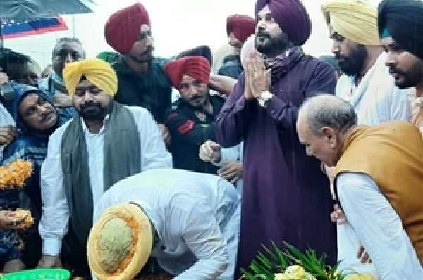 ਪੰਜਾਬ ਕਾਂਗਰਸ ਪ੍ਰਧਾਨ ਬਣਨ ਤੋਂ ਬਾਅਦ ਪਹਿਲੀ ਵਾਰ ਅੰਮ੍ਰਿਤਸਰ ਪਹੁੰਚ ਰਹੇ ਨਵਜੋਤ ਸਿੱਧੂ ਨੇ ਖਟਕੜਕਲਾਂ ‘ਚ ਸ਼ਹੀਦਾਂ ਨੂੰ ਕੀਤਾ ਨਮਨ