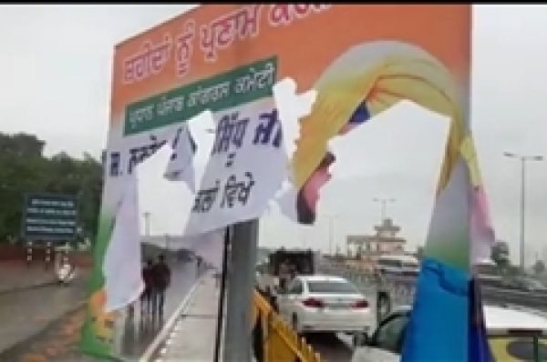 ਸਿੱਧੂ ਨਾਲ ਗੱਲਬਾਤ ਨਾ ਹੋਣ ’ਤੇ ਕਿਸਾਨਾਂ ਨੇ 2 ਘੰਟੇ ਠੱਪ ਰੱਖਿਆ ਨੈਸ਼ਨਲ ਹਾਈਵੇ, ਪੋਸਟਰ ਪਾੜੇ, ਗੱਡੀਆਂ ਦੀਆਂ ਲੱਗੀਆਂ ਲੰਮੀਆਂ ਲਾਈਨਾਂ