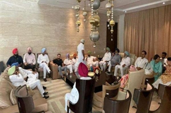 ਨਵਜੋਤ ਸਿੰਘ ਸਿੱਧੂ ਥੋੜ੍ਹੀ ਦੇਰ ‘ਚ ਪੁੱਜਣਗੇ ਸ੍ਰੀ ਦਰਬਾਰ ਸਾਹਿਬ, ਕੋਠੀ ‘ਤੇ ਆਗੂਆਂ ਦਾ ਲੱਗਾ ਜਮਾਵੜਾ