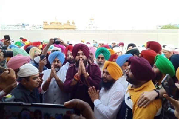 62 ਵਿਧਾਇਕਾਂ ਤੇ ਆਗੂਆਂ ਦੇ ਹਜ਼ੂਮ ਨਾਲ ਸਿੱਧੂ ਨੇ ਦਰਬਾਰ ਸਾਹਿਬ ‘ਚ ਟੇਕਿਆ ਮੱਥਾ, ਜਾਖੜ ਤੇ ਵੜਿੰਗ ਵੀ ਪੁੱਜੇ