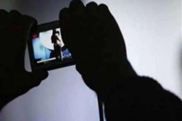 ਦੇਹ ਵਪਾਰ ਦੇ ਅੱਡੇ ‘ਤੇ ਅਸ਼ਲੀਲ ਵੀਡੀਓ ਬਣਾ ਬਲੈਕਮੇਲ ਕਰਨ ਵਾਲਾ ਰੈਕੇਟ ਫੜਿਆ, ਰੁਪਏ ਉਧਾਰ ਲੈ ਕੇ ਘਰ ਬੁਲਾਉਂਦੀ ਸੀ ਔਰਤ