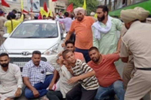 ਵਿੱਤ ਮੰਤਰੀ ਦਾ ਵਿਰੋਧ ਕਰਨ ਵਾਲੇ ਕੱਚੇ ਮੁਲਾਜ਼ਮਾਂ ਦੀ ਪੁਲਿਸ ਨਾਲ ਹੋਈ ਖਿੱਚ-ਧੂਹ, ਕਰੀਬ 50 ਮੁਲਾਜ਼ਮ ਲਏ ਹਿਰਾਸਤ ‘ਚ