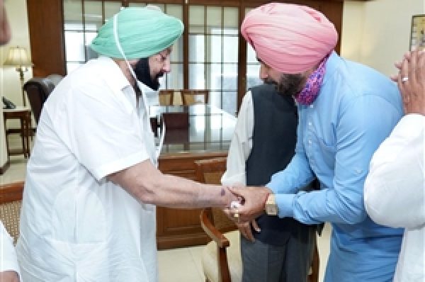 ਮੁੱਖ ਮੰਤਰੀ ਕੈਪਟਨ ਅਮਰਿੰਦਰ ਸਿੰਘ ਨੂੰ ਮਿਲਣ ਪੁੱਜੇ ਪੰਜਾਬ ਕਾਂਗਰਸ ਪ੍ਰਧਾਨ ਨਵਜੋਤ ਸਿੰਘ ਸਿੱਧੂ, ਚਾਰੇ ਕਾਰਜਕਾਰੀ ਪ੍ਰਧਾਨ ਵੀ ਮੌਜੂਦ