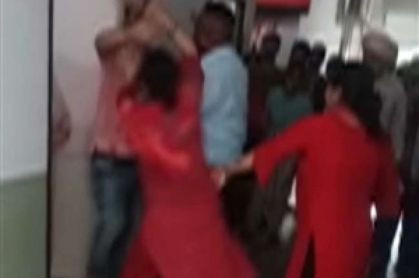 ਡੀਸੀ ਦਫ਼ਤਰ ਦੇ ਬਾਹਰ ਹਾਈ ਵੋਲਟੇਜ ਡਰਾਮਾ, ਪਤਨੀ ਨੇ ਸਰੇਆਮ ਚੱਪਲਾਂ ਨਾਲ ਕੁੱਟਿਆ ਪਤੀ, ਵੀਡੀਓ ਵਾਇਰਲ