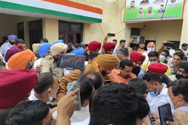 ਨਵਜੋਤ ਸਿੰਘ ਸਿੱਧੂ ਜਲੰਧਰ ਪਹੁੰਚੇ, ਪੰਜਾਬ ਕਾਂਗਰਸ ਭਵਨ ’ਚ ਵਰਕਰਾਂ ’ਚ ਭਾਰੀ ਉਤਸ਼ਾਹ, ਧੱਕਾ ਮੁੱਕੀ