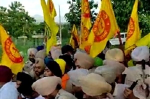 ਸੀਨੀਅਰ ਭਾਜਪਾ ਆਗੂ ਤੇ ਸਾਬਕਾ ਕੈਬਨਿਟ ਮੰਤਰੀ ਮਦਨ ਮੋਹਨ ਮਿੱਤਲ ਦਾ ਕਿਸਾਨਾਂ ਵੱਲੋਂ ਘਿਰਾਓ