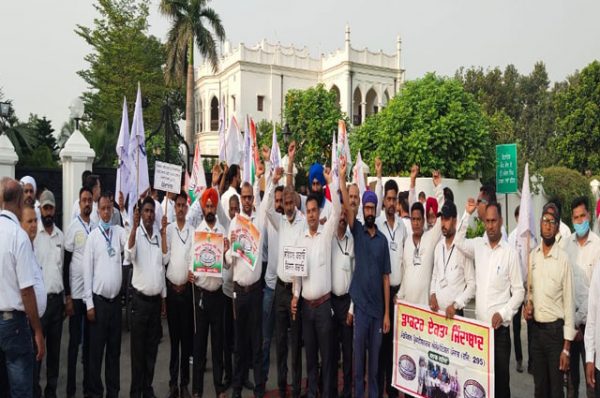 ਮੈਡੀਕਲ ਪ੍ਰੈਕਟੀਸ਼ਨਰਜ਼ ਨੇ ਘੇਰੀ ਵਿਧਾਇਕ ਦੀ ਰਿਹਾਇਸ਼