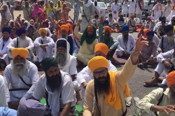 ਪਿੰਡ ਜੌਲੀਆਂ ਬੇਅਦਬੀ ਮਾਮਲੇ ਦੇ ਖ਼ਿਲਾਫ਼ ਪੰਥਕ ਜਥੇਬੰਦੀਆਂ ਵਲੋਂ ਬਠਿੰਡਾ-ਚੰਡੀਗੜ੍ਹ ਰੋਡ ਜਾਮ