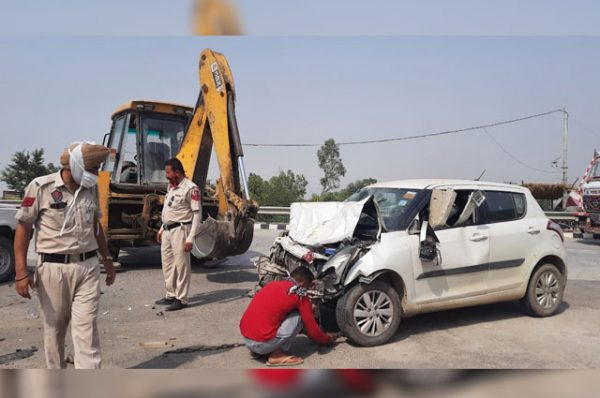 ਕਾਰ ਪੁਲਿਸ ਨਾਕੇ ‘ਤੇ ਚੜੀ, ਇਕ ਦੀ ਮੌਤ ਦੂਸਰਾ ਗੰਭੀਰ ਫੱਟੜ