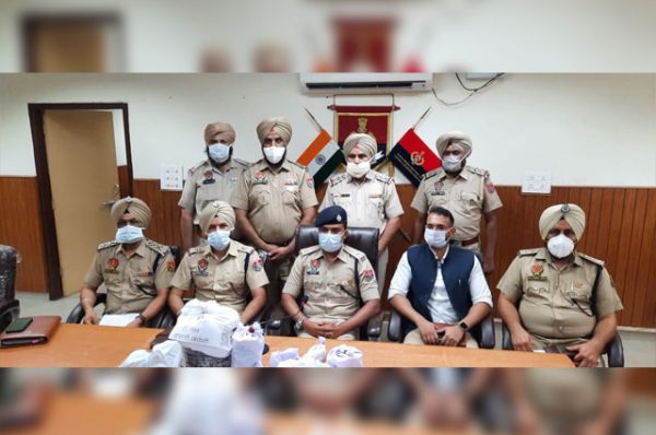 22 ਲੱਖ ਦੀ ਭਾਰਤੀ ਕਰੰਸੀ ,ਡੇਢ ਕਿੱਲੋ ਹੈਰੋਇਨ, ਤਿੰਨ ਪਿਸਟਲ, ਇਕ ਦੋਨਾਲੀ ਸਮੇਤ ਅੱਠ ਗ੍ਰਿਫ਼ਤਾਰ