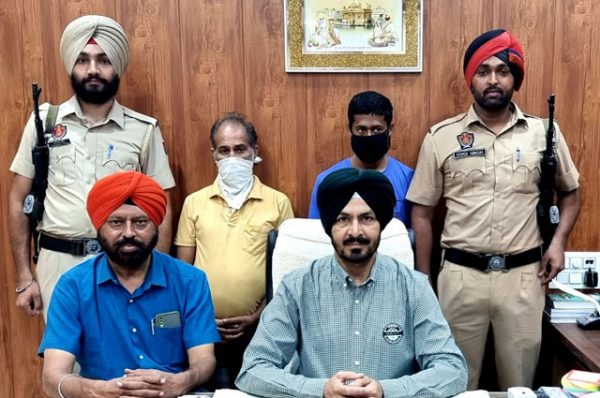 ਸਾਢੇ ਅੱਠ ਕਰੋੜ ਰੁਪਏ ਮੁੱਲ ਦੀ ਹੈਰੋਇਨ ਸਮੇਤ ਪਿਉ ਪੁੱਤਰ ਗ੍ਰਿਫ਼ਤਾਰ