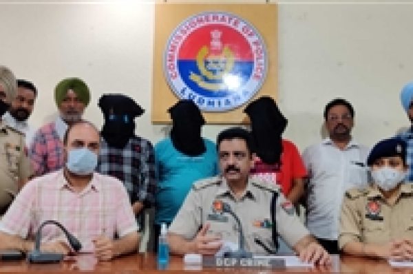 ਫ਼ਰਜ਼ੀ ਆਧਾਰ ਕਾਰਡ ਬਣਾਉਣ ਵਾਲੇ ਗਿਰੋਹ ਦਾ ਪਰਦਾਫਾਸ਼, ਤਿੰਨ ਮੈਂਬਰ ਗ੍ਰਿਫਤਾਰ