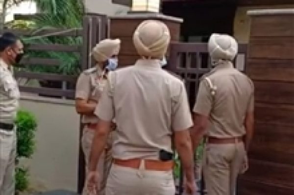 ਸਾਬਕਾ ਡੀਜੀਪੀ ਸੁਮੇਧ ਸੈਣੀ ਦੀ ਰਿਹਾਇਸ਼ ’ਤੇ ਪੁਲਿਸ ਨੇ ਮਾਰਿਆ ਛਾਪਾ