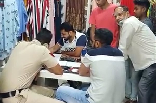 ਨਕਲੀ ਪੁਲਿਸ ਵਾਲਿਆਂ ਨੇ ਸੁਨਿਆਰੇ ਨੂੰ ਬਣਾਇਆ ਨਿਸ਼ਾਨਾ, ਤਲਾਸ਼ੀ ਦੇ ਨਾਂ ’ਤੇ ਸੋਨੇ ਤੇ ਨਕਦੀ ’ਤੇ ਕੀਤਾ ਹੱਥ ਸਾਫ਼