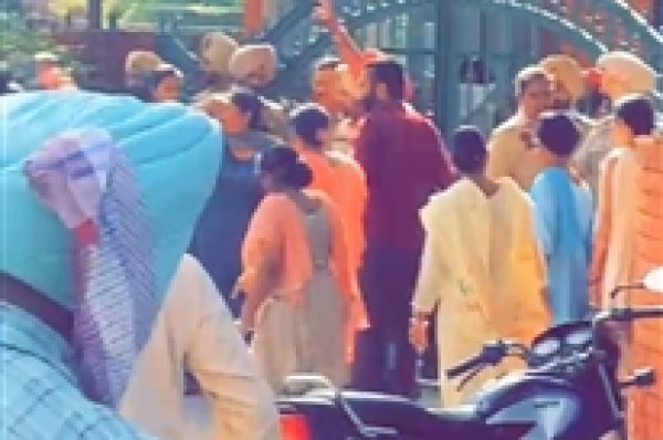 ਕੱਚੇ ਅਧਿਆਪਕਾਂ ਨੇ ਸਿੱਖਿਆ ਵਿਭਾਗ ਦਾ ਗੇਟ ਬੰਦ ਕਰ ਕੇ ਕੀਤੀ ਨਾਅਰੇਬਾਜ਼ੀ, ਪੁਲਿਸ ਮੁਲਾਜ਼ਮਾਂ ਨੇ ਰੋਕਣ ਦੀ ਕੋਸ਼ਿਸ਼ ਕੀਤੀ ਪਰ…