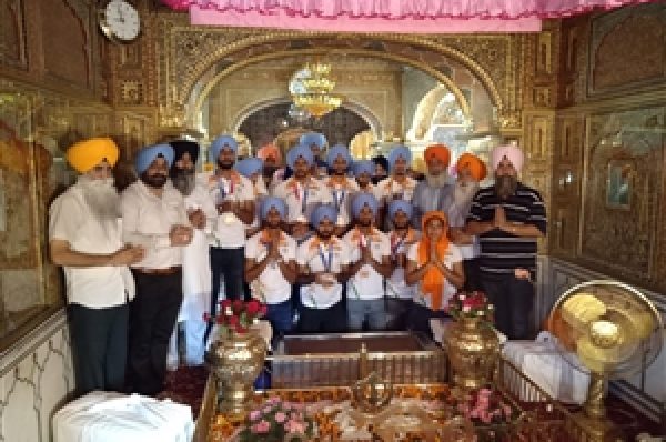 Tokyo ‘ਚ ਤਿਰੰਗਾ ਲਹਿਰਾਉਣ ਤੋਂ ਬਾਅਦ ਅੰਮ੍ਰਿਤਸਰ ਪੁੱਜੇ ਹਾਕੀ ਖਿਡਾਰੀ ਗੁਰੂ ਘਰ ਹੋਏ ਨਤਮਸਤਕ, ਏਅਰਪੋਰਟ ‘ਤੇ ਹੋਇਆ ਸ਼ਾਨਦਾਰ ਸਵਾਗਤ, ਦੇਖੋ ਤਸਵੀਰਾਂ