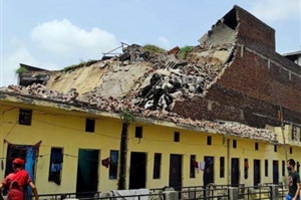 ਲੁਧਿਆਣਾ ਦੀ ਆਰ ਕੇ ਰੋਡ ‘ਤੇ ਖਸਤਾ ਹਾਲਤ ਤਿੰਨ ਮੰਜ਼ਿਲਾ ਬਿਲਡਿੰਗ ਡਿੱਗੀ, ਮਲਬੇ ਹੇਠ 9 ਲੋਕ ਦਬੇ, ਸੀਲ ਬਿਲਡਿੰਗ ’ਚ ਚੱਲ ਰਿਹਾ ਸੀ ਕੰਮ