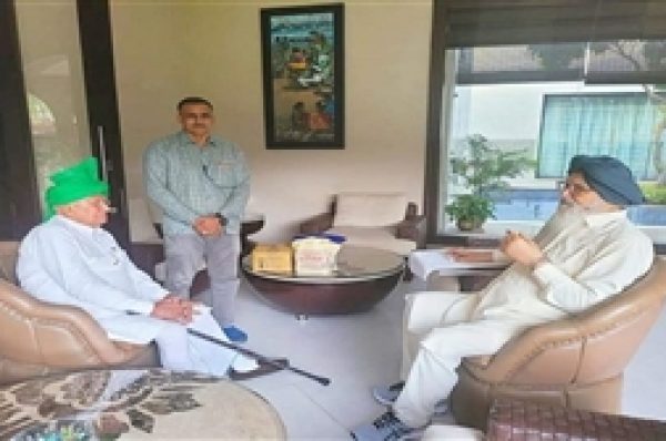 ਬਾਦਲ ਤੇ ਚੌਟਾਲਾ ਵਿਚਕਾਰ ਹੋਈ ਬੰਦ ਕਮਰਾ ਮੀਟਿੰਗ, ਤੀਜਾ ਮੋਰਚਾ ਖੜ੍ਹਾ ਕਰਨ ਦੀ ਕਵਾਇਦ