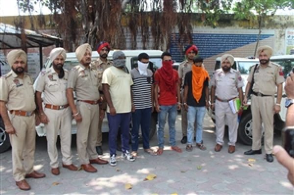 ਹਥਿਆਰਾਂ ਦੇ ਜ਼ੋਰ ’ਤੇ ਲੁੱਟ-ਖੋਹ ਕਰਨ ਵਾਲੇ ਚਾਰ ਮੁਲਜ਼ਮ ਗ੍ਰਿਫ਼ਤਾਰ, ਸਾਢੇ ਤਿੰਨ ਲੱਖ ਦੀ ਨਕਦੀ ਅਤੇ ਗੱਡੀ ਬਰਾਮਦ