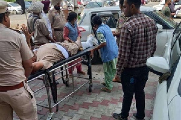 ਪਟਿਆਲਾ ‘ਚ ਵੱਡੀ ਵਾਰਦਾਤ, ਹਰਿਆਣਾ ਨੰਬਰ ਦੀ ਕਾਰ ਨੂੰ ਰੋਕਣ ‘ਤੇ ਚਾਲਕ ਨੇ ASI ਨੂੰ ਕੁਚਲਿਆ, ਲੱਤ ਟੁੱਟੀ