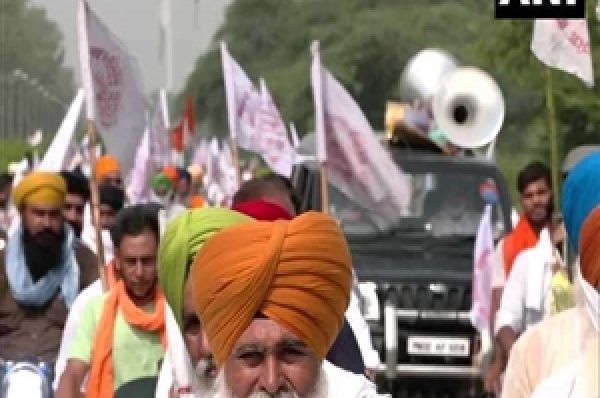 ਅੰਮ੍ਰਿਤਸਰ ‘ਚ ਕਿਸਾਨਾਂ ਨੇ ਅਟਾਰੀ ਬਾਰਡਰ ਤੋਂ ਗੋਲਡਨ ਗੇਟ ਤਕ ਕੀਤਾ ਮਾਰਚ, ਕਿਹਾ- ਖੇਤੀ ਕਾਨੂੰਨ ਰੱਦ ਹੋਣ ਤਕ ਅੰਦੋਲਨ ਜਾਰੀ ਰਹੇਗਾ