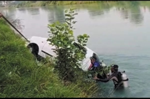 ਬੇਕਾਬੂ ਕਾਰ ਭਾਖ਼ੜਾ ਨਹਿਰ ‘ਚ ਡਿੱਗੀ, 2 ਰੁੜ੍ਹੇ, ਨਹਿਰ ਕਿਨਾਰੇ ਖੜ੍ਹੇ ਗੋਤਾਖੋਰਾਂ ਨੇ ਇਕ ਨੂੰ ਬਚਾਇਆ