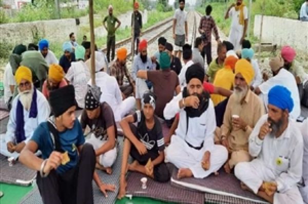 ਜਲੰਧਰ ਬਣਿਆ ਪੰਜਾਬ ਦਾ ਸਿੰਘੂ ਬਾਰਡਰ, ਰੇਲਵੇ ਟ੍ਰੈਕ ’ਤੇ ਬੈਠੇ ਕਿਸਾਨ, ਅੰਮ੍ਰਿਤਸਰ-ਦਿੱਲੀ ਨੈਸ਼ਨਲ ਹਾਈਵੇਅ ਬਲਾਕ