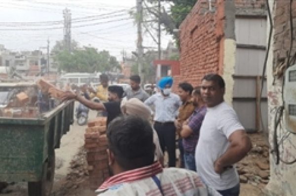 ਅਧਿਕਾਰੀਆਂ ਨੇ ਨਿਗਮ ਦੀ ਜ਼ਮੀਨ ‘ਤੇ ਕੀਤੇ ਜਾ ਰਹੇ ਨਾਜਾਇਜ਼ ਕਬਜ਼ੇ ਨੂੰ ਰੋਕਿਆ