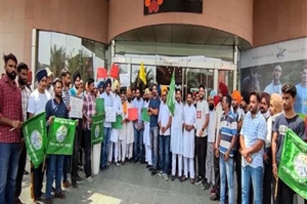 ਨੌਜਵਾਨਾਂ ਨੇ ਕੀਤਾ ਅਕਸ਼ੈ ਕੁਮਾਰ ਦੀ ਨਵੀਂ ਫ਼ਿਲਮ ਦਾ ਵਿਰੋਧ, ਕਿਸਾਨਾਂ ਖ਼ਿਲਾਫ਼ ਬੋਲਣਾ ਅਦਾਕਾਰ ਨੂੰ ਪਿਆ ਮਹਿੰਗਾ