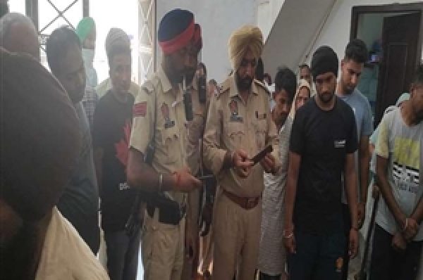 ਦਿਲ ਦਹਿਲਾਉਣ ਵਾਲੀ ਘਟਨਾ, ਧੀ ਨੂੰ ਫਾਹੇ ‘ਤੇ ਲਟਕਾ ਖ਼ੁਦ ਵੀ ਝੂਲ ਗਿਆ ਪਿਤਾ, ਇਕ ਸਾਲ ਪਹਿਲਾਂ ਪਤਨੀ ਨੇ ਵੀ ਕੀਤੀ ਸੀ ਖ਼ੁਦਕੁਸ਼ੀ