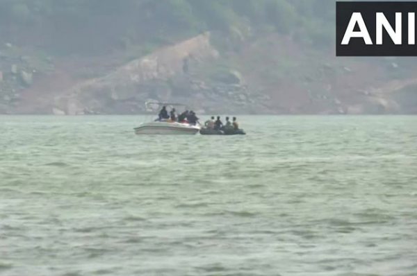 ਸੈਨਾ ਦੇ ਕ੍ਰੈਸ਼ ਹੋਏ ਹੈਲੀਕਾਪਟਰ ਦੇ ਦੋ ਪਾਇਲਟਾਂ ਦੀ ਭਾਲ ਜਾਰੀ