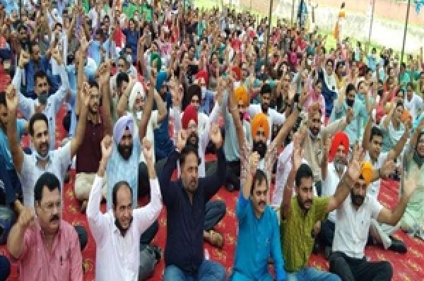 ਚੰਡੀਗੜ੍ਹ ’ਚ ਅਧਿਆਪਕਾਂ ਦੀ ਮਹਾਰੈਲੀ, 7ਵੇਂ ਪੇਅ ਕਮਿਸ਼ਨ ਦੀ ਮੰਗ ਨੂੰ ਲੈ ਕੇ ਇਕਜੁੱਟ ਹੋਏ ਪੀਯੂ ਤੇ ਕਾਲਜਾਂ ਦੇ ਸੈਂਕੜੇ ਪ੍ਰੋਫੈਸਰ