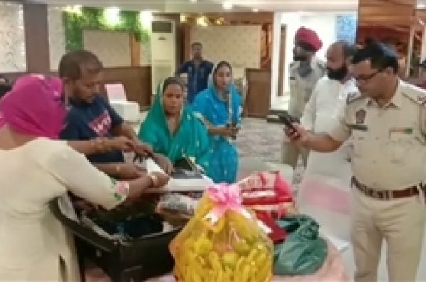 Diamond Ring ਨਾ ਮਿਲਣ ‘ਤੇ ਟੁੱਟੀ ਮੰਗਣੀ, ਹੋਟਲ ‘ਚ ਹੰਗਾਮਾ, ਲਾੜੇ ਧਿਰ ਨੇ ਕੁੜੀ ਦੇ ਵਾਲ ਖਿੱਚ ਕੇ ਕੀਤੀ ਕੁੱਟਮਾਰ