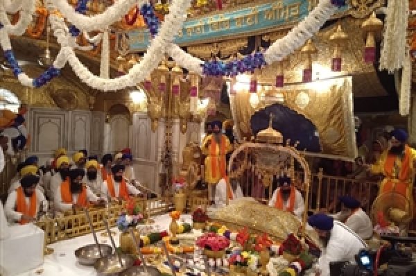ਸ੍ਰੀ ਗੁਰੂ ਗ੍ਰੰਥ ਸਾਹਿਬ ਜੀ ਦੇ ਪਹਿਲੇ ਪ੍ਰਕਾਸ਼ ਮੌਕੇ ਸੱਚਖੰਡ ਸ੍ਰੀ ਹਰਿਮੰਦਰ ਸਾਹਿਬ ਵਿਖੇ ਸਜਾਏ ਅਲੌਕਿਕ ਜਲੌਅ