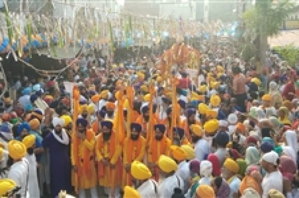 ਸ੍ਰੀ ਗੁਰੂ ਗ੍ਰੰਥ ਸਾਹਿਬ ਜੀ ਦੇ ਪਹਿਲੇ ਪ੍ਰਕਾਸ਼ ਪੁਰਬ ਮੌਕੇ ਸਜਾਇਆ ਅਲੌਕਿਕ ਨਗਰ ਕੀਰਤਨ, ਦੇਖੋ ਤਸਵੀਰਾਂ