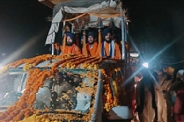 ਬਟਾਲੇ ਪਹੁੰਚਣ ’ਤੇ ਬਰਾਤ ਦਾ ਜੈਕਾਰਿਆਂ ਤੇ ਫੁੱਲਾਂ ਦੀ ਵਰਖਾ ਨਾਲ ਸਵਾਗਤ