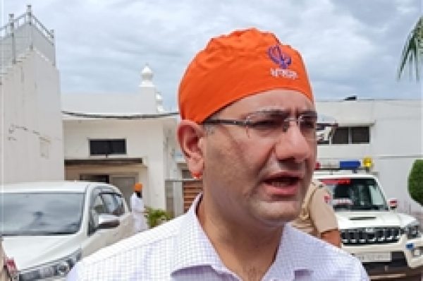 ਤਖ਼ਤ ਸ੍ਰੀ ਕੇਸਗੜ੍ਹ ਸਾਹਿਬ ਵਿਖੇ ਵਾਪਰੀ ਮੰਦਭਾਗੀ ਘਟਨਾ : ਸ਼ਰਾਰਤੀ ਅਨਸਰ ਨੇ ਬੀੜੀ ਪੀ ਕੇ ਰਾਗੀ ਸਿੰਘਾਂ ਵੱਲ ਸੁੱਟੀ,ਸੰਗਤਾਂ ਨੇ ਕਾਬੂ ਕਰਕੇ ਕੀਤਾ ਪੁਲਿਸ ਹਵਾਲੇ,ਪਰਚਾ ਦਰਜ