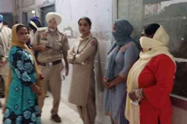 ਪੰਜਾਬ ’ਚ ਗਜ਼ਬ ਦੀ ਲਾਪਰਵਾਹੀ, ਫ਼ਰਜ਼ੀ ਮੁਲਾਜ਼ਮਾਂ ਨੇ ਲੋਕਾਂ ਨੂੰ Covid Vaccine ਦੀ ਜਗ੍ਹਾ ਲਾਏ ਮਲਟੀ ਵਿਟਾਮਿਨ ਦੇ ਟੀਕੇ
