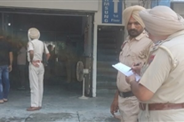 ਪੈਸਿਆਂ ਦੇ ਲੈਣ-ਦੇਣ ਨੂੰ ਲੈ ਕੇ ਸਰਵਿਸ ਸੈਂਟਰ ਦੀ ਕੀਤੀ ਭੰਨਤੋੜ, ਬਚਾਅ ਲਈ ਲਾਇਸੈਂਸੀ ਰਿਵਾਲਵਰ ਨਾਲ ਕੀਤੇ ਫਾਇਰ