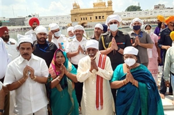 ਹਰਿਆਣੇ ਦੇ ਨਵੇਂ ਗਵਰਨਰ ਬੰਡਾਰੂ ਦੱਤਾਤ੍ਰੇਯਾ ਪਰਿਵਾਰ ਸਮੇਤ ਸੱਚਖੰਡ ਸ੍ਰੀ ਹਰਿਮੰਦਰ ਸਾਹਿਬ ਵਿਖੇ ਹੋਏ ਨਤਮਸਤਕ