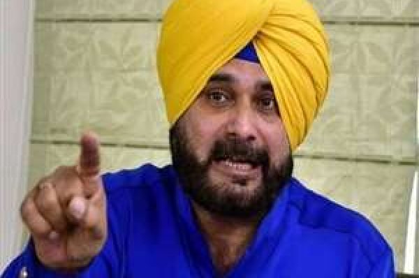 ਜੱਟ ਤੇ ਹਿੰਦੂ ਚਿਹਰੇ ਦੇ ਵਿਚਕਾਰ ਉਲਝ ਗਈ CM ਦੀ ਕੁਰਸੀ, ਸਿੱਧੂ ਨੇ ਆਹਲਾ ਕਮਾਨ ਨੂੰ ਕਿਹਾ- ਮੈਨੂੰ CM ਬਣਾਓ