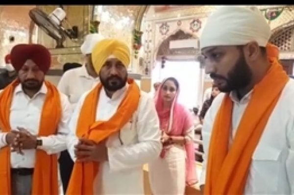 ਹਲਫ਼ ਲੈਣ ਤੋਂ ਪਹਿਲਾਂ ਚਰਨਜੀਤ ਸਿੰਘ ਚੰਨੀ ਗੁਰਦੁਆਰਾ ਸ੍ਰੀ ਕਤਲਗੜ੍ਹ ਸਾਹਿਬ ਨਤਮਸਤਕ ਹੋਏ