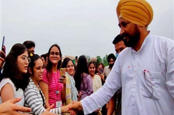 CM ਚੰਨੀ ਦਾ ਅਨੋਖਾ ਅੰਦਾਜ਼ : ਬਿਨਾਂ ਸਿਕਿਓਰਿਟੀ ਸਟੂਡੈਂਟਸ ਨਾਲ ਮਿਲੇ, ਬੋਲੇ-ਮੈਨੂੰ ਆਪਣੀ ਸੁਰੱਖਿਆ ਦੀ ਨਹੀਂ ਨੌਜਵਾਨਾਂ ਦੇ ਭਵਿੱਖ ਦੀ ਚਿੰਤਾ